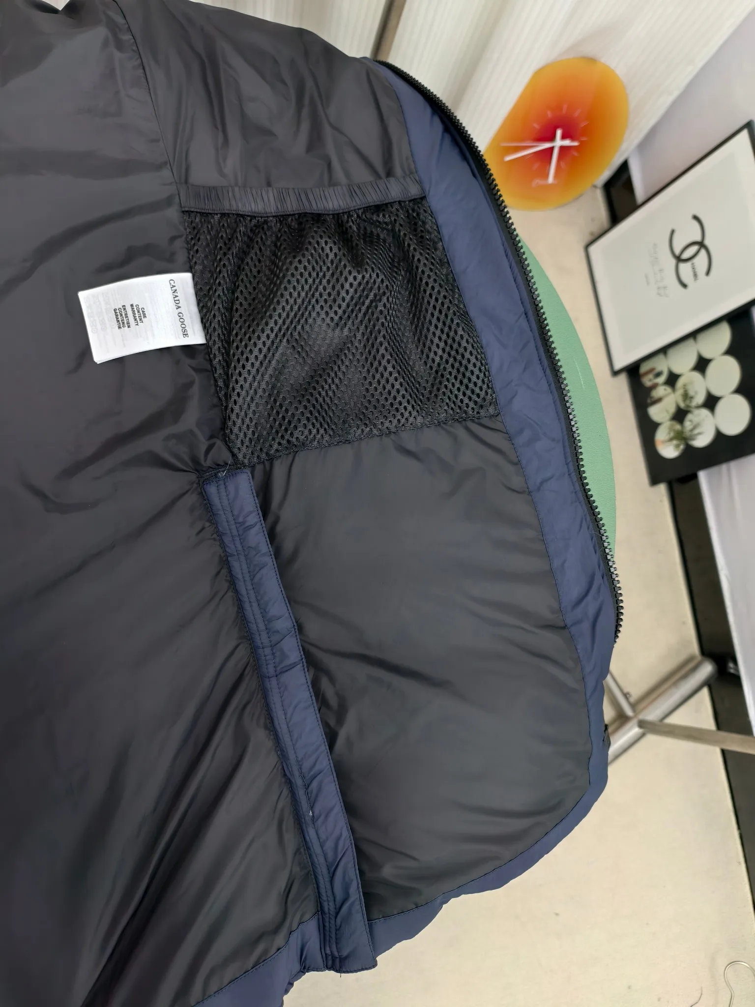 P1040————2800M (same style for men and women) Canada goose Lawrence long down jacket The Lawrence long down jacket provides basic protection for daily adventures and is made of sustainable Enduraluxe fabric with a practical soft touch. It has a quilted body and adjustable hood. Filled with extremely fluffy duck down. The adjustable down-filled connected hood and chin-protecting suede knitted stand-up collar are soft and extra-comfortable. Tapered rib-knit cuffs improve comfort and seal in heat. There are two zippered side vents at the bottom of the jacket for increased range of motion and ventilation. It has a longer hem at the back for added protection and reflective double stripes on the back. Color: black with red label, black with black label, navy blue with red label Size: XS-2XL